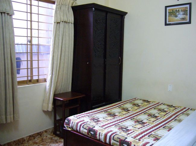 お部屋の中はこんな感じ。<br /><br />テレビも冷蔵庫もあるし、バスタブも！安宿街にあるわりには設備が整ってるほうかな。