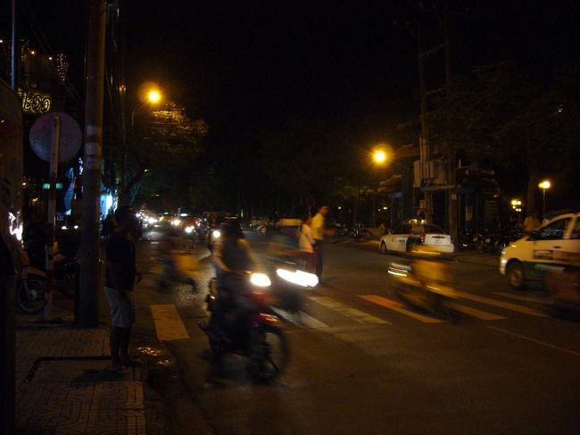 夜になって、ファングーラオ通りまで戻ってきました〜。<br />同じ安宿街でも、バンコク・カオサン通りと比較すると静かです。