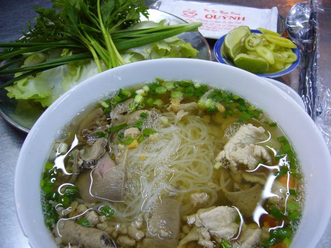 今夜のディナーは『フーティウ』。<br />南部でよく食べられている、細めの米麺。<br />ダシとよく絡んで、おいしい！！！！