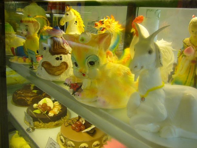 うぉ。何とカラフルな…ぬいぐるみ？　と思って近づいていったら、動物をかたどったケーキでした(驚)<br /><br />おいしくなさそう。でも、ちょっと食べてみたい。