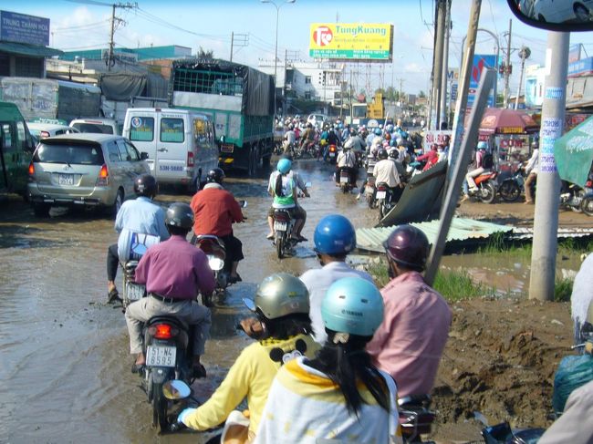 大渋滞。何が起こったんだ？と思ったら、雨のあとで道路が水びたし。<br />バイカーの皆さん、ふりかかる水しぶきにもめげず、突進していきます。<br />あぁ〜、これぞベトナム！