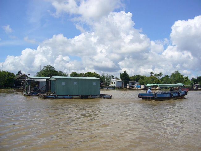 魚の養殖を生業としている地元民の家(＆作業場)。<br /><br />「川の上にプカプカ浮かびながら暮らすなんて、楽しそうじゃなぁい？」なんて思っていたら…　