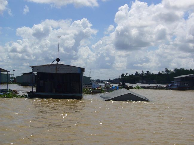 沈没している家、発見(驚)<br /><br />ガイドさん曰く、先週まではちゃんと浮かんでいたそうな。<br />川の生活もシビアですねぇ。。。