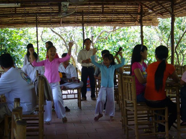 突如現れた現地人集団。いきなり歌と踊りを披露し始めた！<br /><br />くるくる踊る子ども達が、素朴なカンジで可愛かったです。<br />