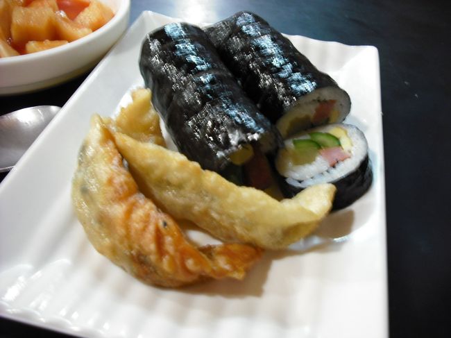 「チョルミョンとキンパ」を注文<br /><br />「キンパ：1,500ウォン」<br />「餃子」をオマケにつけてくれたよ