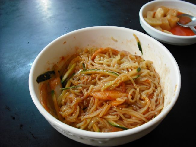 混ぜ混ぜして<br />いただきま〜〜す<br /><br />ちょっぴり辛くて<br />その中に甘みがあり、かつ酸っぱい味<br />麺もめっちゃ弾力があり、ウマウマっ<br /><br />