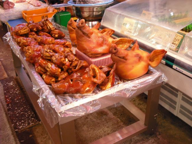 雑貨からお肉、野菜、乾物など<br />いろんな物が売られている