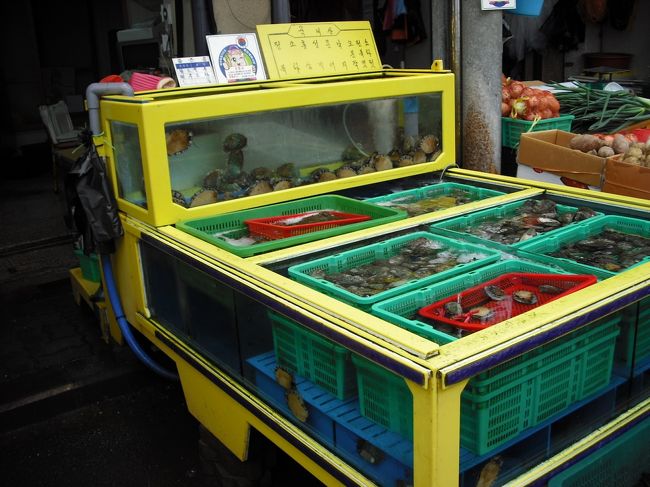 今度は海産物を売る通り