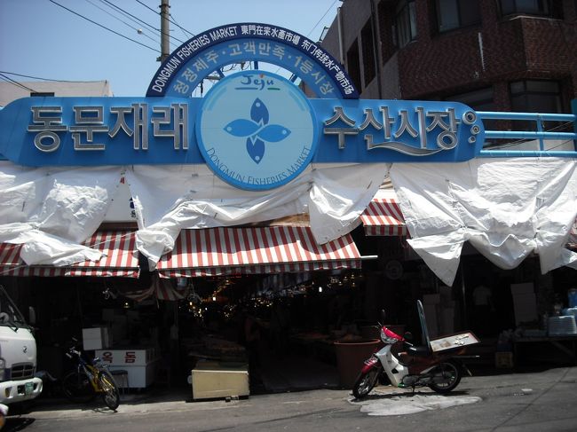 「東門在来水産市場」を抜けると<br />外にも沢山のお店があるし<br />路上でも売られてる