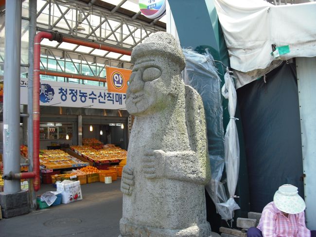 済州島の象徴、守り神の「トルハンバン」<br /><br />「文」を司る像(右手を上にしたもの)と<br />「武」を司る像(左手を上にしたもの)の2体が<br />島のあちこちに立ってるよ