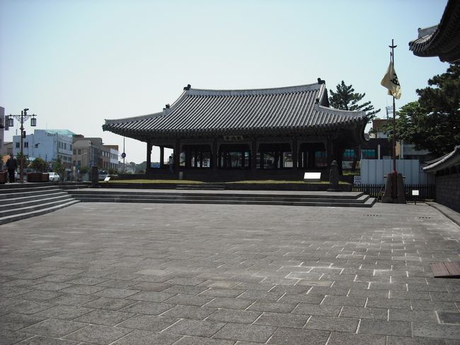 約20分くらい歩くと<br /><br />朝鮮時代<br />済州道済州市の行政の中心地だった<br />「済州牧官衛址（チェジュモクグゥアナジ）」がある<br /><br />兵士の訓練と武芸修練場で<br />宝物第322号に指定され、済州島では最も古い建物<br />ここは無料<br />