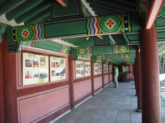 入って左に<br />全体の様子や復元した時の写真がある<br /><br />