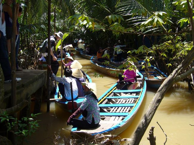 手漕ぎの小船に乗り換えて、メコン川の奥地へ探検に行ってきま〜す♪