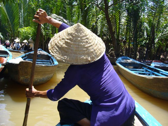 私たちの乗った小船の漕ぎ手は、このお婆ちゃん。<br />「5人も乗せて重いだろうに、大丈夫？」と思ったけれど、さすがはベテラン。<br />他の小船の間を縫って、ぐいぐい漕いでいきます。