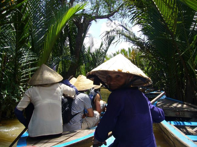 途中振り返り、笑顔を見せてくれた漕ぎ手のお婆ちゃん。<br />可愛い☆