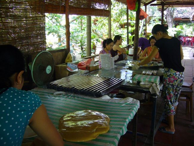 ココナッツキャンディー工場にやってきました。<br />手作り・出来たてのキャンディー、甘くって癒される♪<br />会社へのお土産に、さっそくお買い上げ〜。
