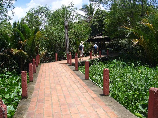 ちょっと船を進めたら、またまた陸へ。<br />お次はランチ休憩だそうな。(なんだか食べてばっかり…笑)