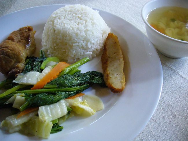 豚のしょうが焼き・野菜炒め・さつま揚げ・白いご飯。それにマカロニスープ。<br /><br />ランチはツアー料金に含まれてます。<br />もりもり食べて、お腹いっぱい☆