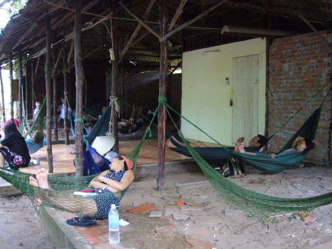 レストランの裏にハンモックの並ぶ一角。<br />サイクリングの後は、ハンモックに揺られながらお昼寝。気持ちよい午後のひと時。<br />