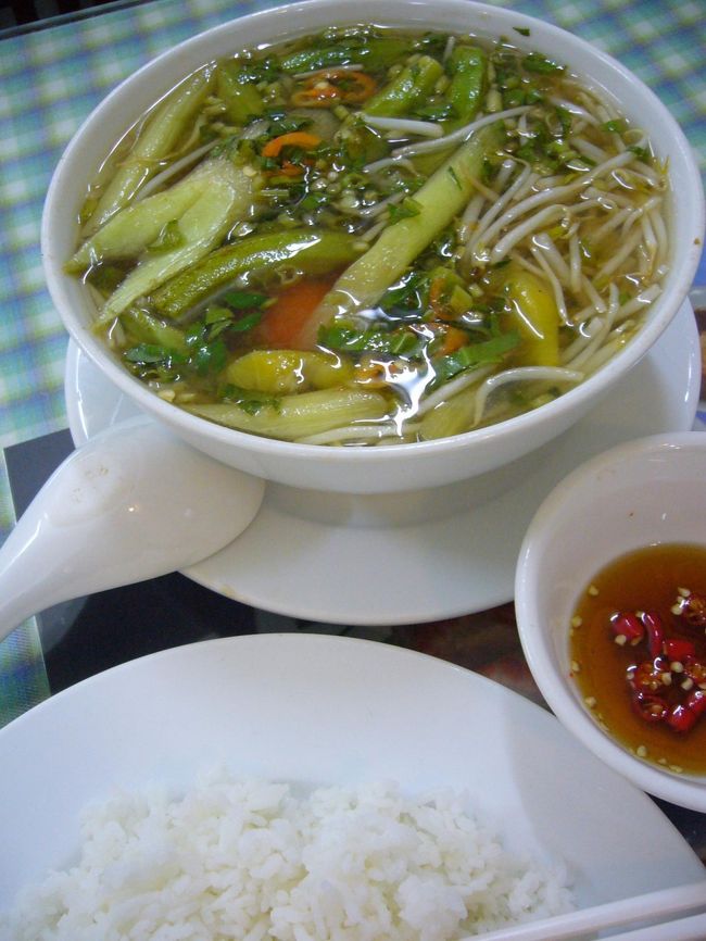 HCMCに戻ってきたら、もう夕食時。<br />(食べてばっかりの1日ですｗ)<br /><br />ホテルの近くのレストランで頼んだベトナム風スープ。<br />甘酸っぱ辛くて、トムヤムクンみたいな感じ(でもココナッツミルクは入っていない)。<br />オクラがゴロゴロ入っていて、美味しかったです〜。