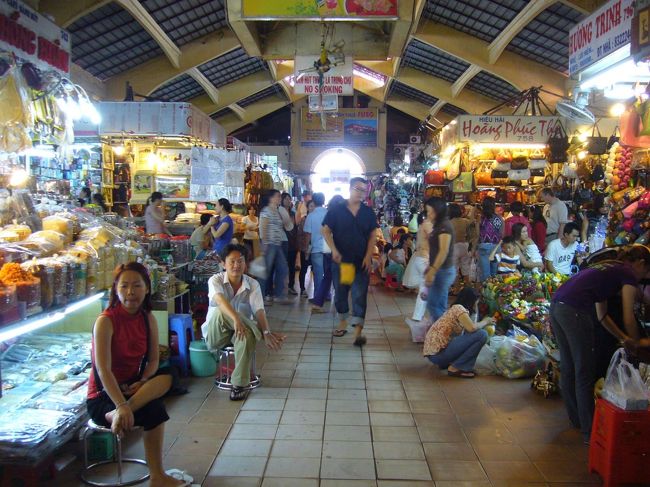 DAY3：シンガ→HCMC<br /><br />旅行最終日の朝は、ベンタイン市場にて最後の買い収め。<br />急いでいたので、滞在時間たった20分…でも、欲しかったものはとりあえずゲット。ホクホク☆