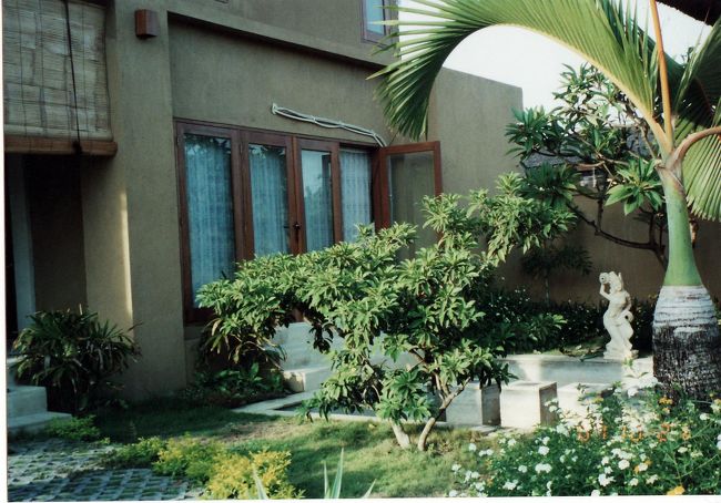 ガルーダインドネシア航空で、日本脱出。成田→ジャカルタ（7h）＋ジャカルタ→バリ島（1.5ｈ)かかり、20:30にバリ島到着！！<br /><br />到着ロビーには私の名前を書いた紙を持って、三人のTシャツの日本人とバリ人が待っていてくれました。<br />そう、予約をしておいたロスメンの社長さんたちです。<br /><br />←こちらが、初日に泊まったロスメン（民宿）<br />　サヌールにあります。一泊約\2500円。（朝食付）