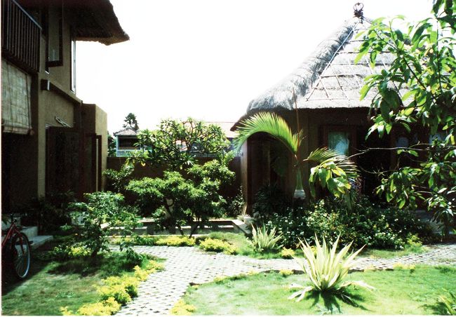 右側にあるのが、離れ。<br />気に入ったので、2〜3日こちらのロスメンにいることに。<br /><br />ある旅行雑誌に小さく紹介されていたこちらのロスメン。「これを見て予約したんです〜」と社長に雑誌を見せたら、「日本から予約してきてくれたお客さん初めてだよ。へ〜こんな雑誌で紹介されてたんだ。知らなかった！いつのまに・・」と。とても不思議がってました。<br /><br />