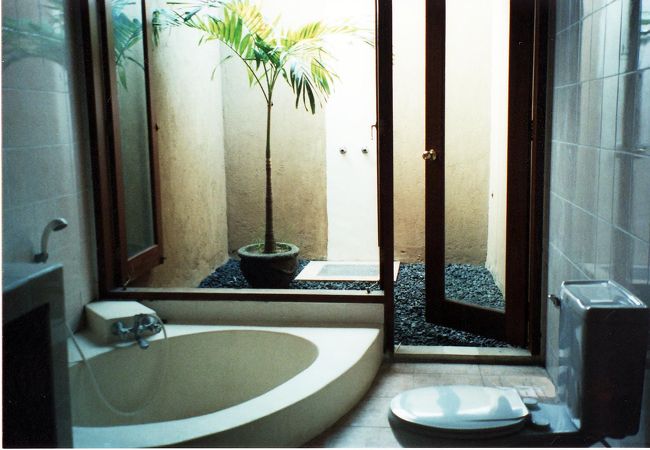 バスルームはこんな感じ！<br />こんなオープンなお風呂は初めて・・♪<br /><br />しかも、これで一泊約\2500は日本ではありえないです。