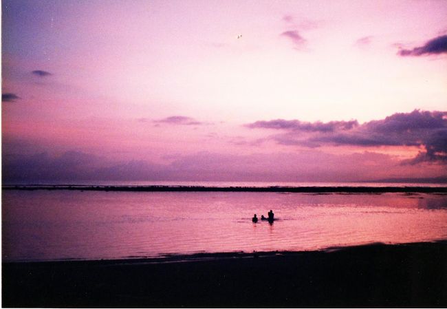 サヌールの夕焼け。<br />夕方には、子供たちやお母さんがビーチに集まります。<br /><br />居心地のいいサヌール。<br />でも、他にも行きたい所がたくさんあるので、移動することに。<br /><br />
