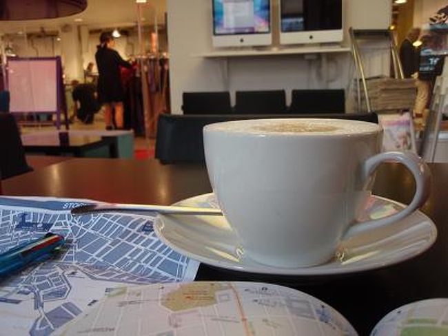 H&amp;M店内の喫茶室。カフェラテ３４SKR