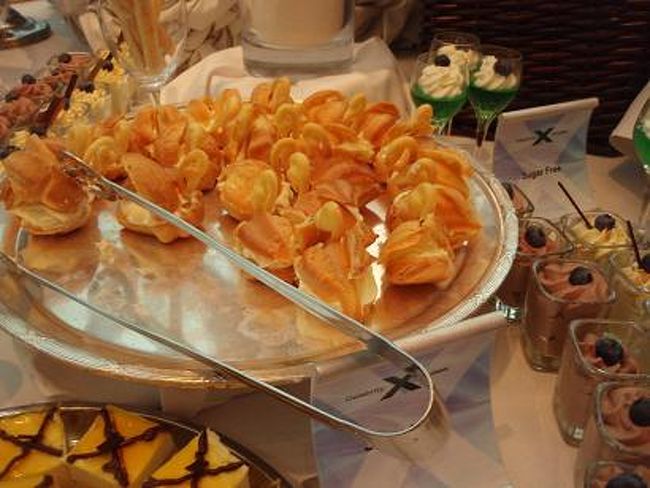 ４階レストランでの特別料理。１０〜１３時までの<br />特別ビュッフェ。まるでガラのような感じでした