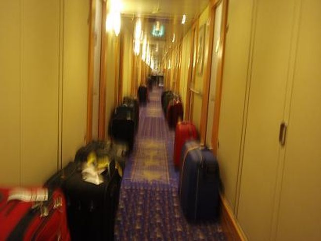 何度乗船しても寂しい眺めの廊下