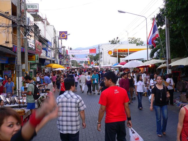 タイ舞踊見学まで時間があるので、ターペー門の向かい側のナイトマーケットへ