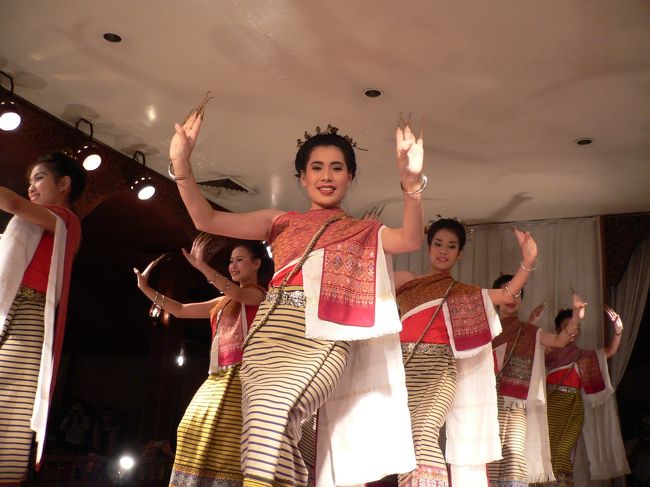 夕食を兼ねて　オールドチェンマイカルチャーセンターへ