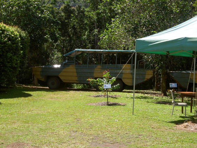 水陸両用車。これでジャングルツアーです。