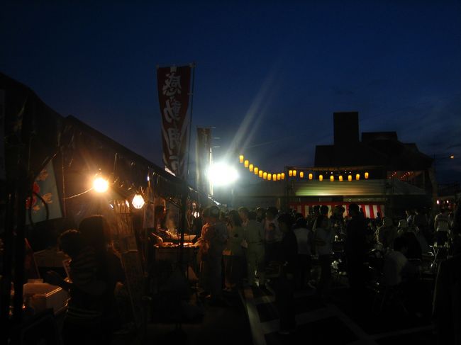 夜のお楽しみ。<br />なんと、網走の夏祭りに立ち寄ることができたのです！<br /><br />ソーラン節が披露されたり、網焼きや地元のフルーツの屋台などもでて、浴衣やラフな格好でくつろぎ、楽しむ人々でひしめき合い、なんだかとってもいい雰囲気。<br /><br />夏祭り自体数年ぶりだし、食べ物はめちゃくちゃ美味しいし、ゆるりとしてるし、今夜はこのあとも何も予定がないと思うと、テンションが上がりました。<br />