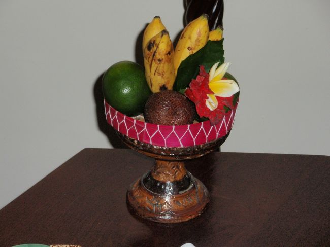 バリに到着し、ウブドへ移動。<br />ホテルに着いてチェックイン！<br /><br />お部屋はヴィラ↑↑<br />まずはお部屋の中をチェック(＾▽＾)<br /><br />ウエルカムフルーツ☆<br />