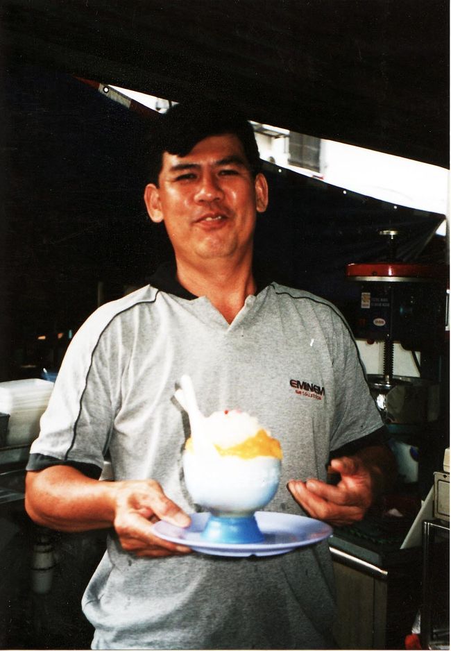 マンゴーかき氷を頼んだら、笑顔で持ってきてくれました。