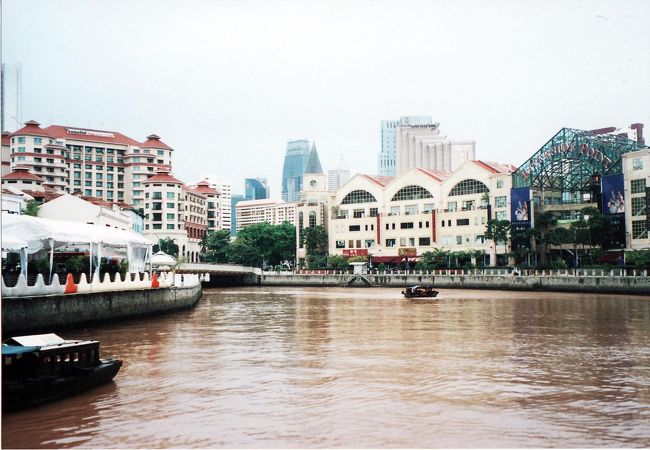 シンガポール川。<br />茶色い〜<br /><br />他にもリトルインディア、チャイナタウン、アラブストリートにも行きました。（その後、カメラを紛失したため、写真なし。。）<br /><br />インドやアラブ圏には行ったことがなかったので、刺激的でした！また行ってみたいなー