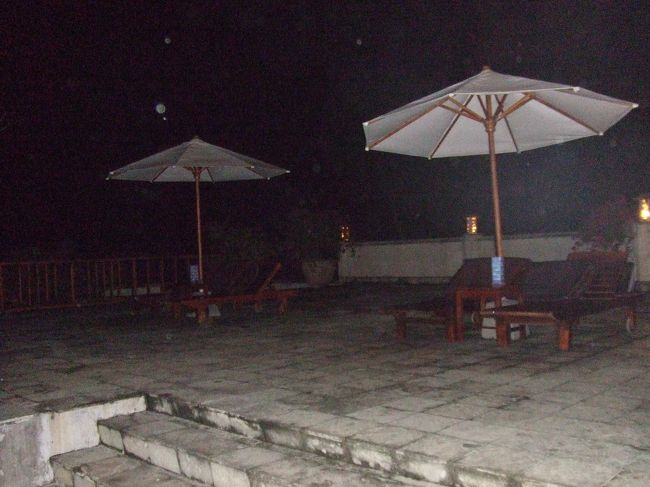 外は真っ暗。<br />次の日にホテルの敷地内を散策することにしました。