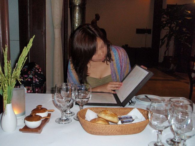 何を食べようか…ってメニューが英語でわからん(汗)<br />ウエイターさんに頼んで日本語のメニューをもらいました。