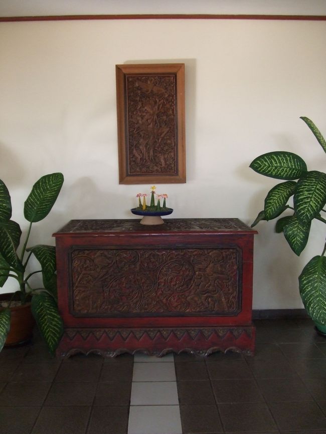 朝食の後は、先ほどとは逆のホテルの入り口のほうをお散歩♪<br /><br />入ってすぐのところ。