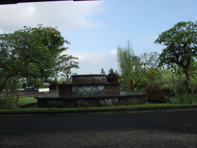 入り口の前には噴水↑