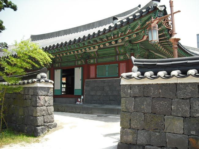 手前にある建物へ