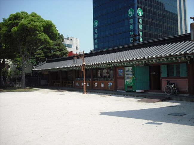 左が「土産物屋」<br /><br />「車椅子」が置いてあるよ<br /><br />