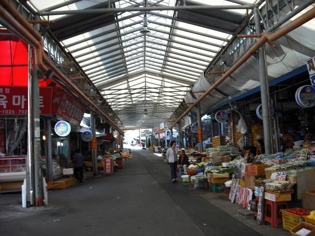 「東門市場」とは、大違いの<br />人影もマバラの小さな市場やね<br /><br />