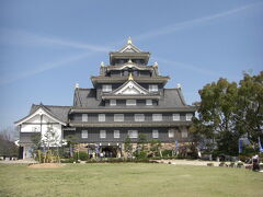 岡山城にて

堂々たる貫禄です。
内部に入っている時間はなかったけど

修復したばかりなのか
とても白い壁がきれいでした。