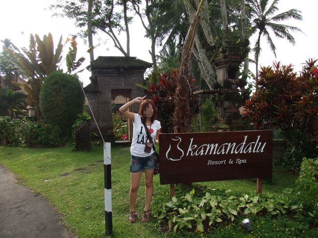 ホテルの看板の前で。