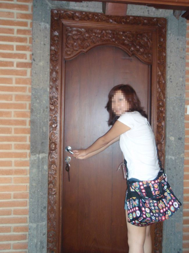 ヴィラの扉の前で。<br /><br />お部屋に戻った後、クリームスパをしにホテル内のスパへ行きました☆