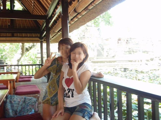 ウブド市場でたくさん買い物をし、疲れたのでカフェへ。<br />隣に日本の方がいられたので母との２ショット写真を撮ってもらいましたｖ(＾ー＾)ｖ